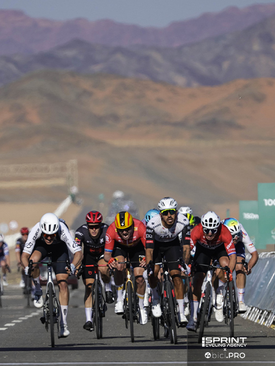 Nell'ultima volata dell'AlUla Tour 2025. Moschetti vince con il 45x10 a oltre 48 di media