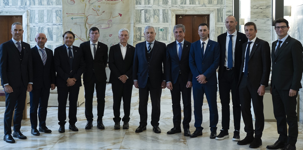 Il Ministro Tajani al centro e ai lati , da sinistra, Agostini, Bettini, Chiappucci, Bugno, Saronni, Pella, Nibali, Ballan, Fondriest e Guercilena (foto LCP)