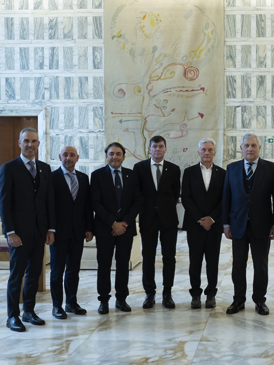 Il Ministro Tajani al centro e ai lati , da sinistra, Agostini, Bettini, Chiappucci, Bugno, Saronni (foto LCP)