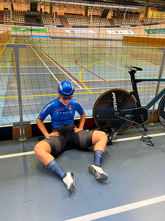 Selva sfinita a terra dopo un allenamento nel velodromo di Copenhagen