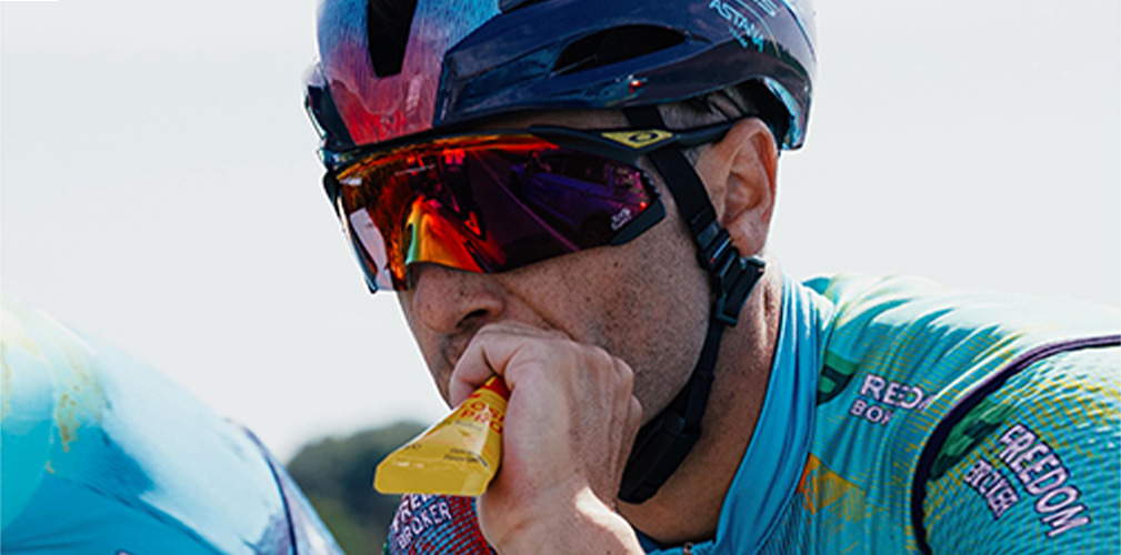 Non tutti i corridori riescono a ingerire il quantitativo previsto di carboidrati solo con i gel e a volte hanno bisogno di solidi (foto XDS Astana)