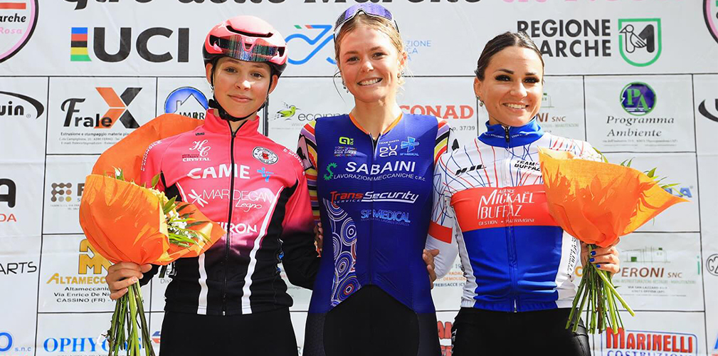 Chantelle Mc Carthy, che ha partecipato alla Down Under Academy di Scandolara, in trionfo a Offida nel Giro delle Marche