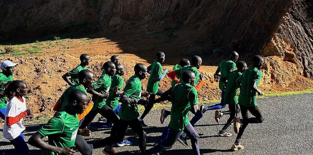 In atletica i ritiri in altura sono strutturati diversamente, con un ritorno anticipato rispetto alla gara di riferimento