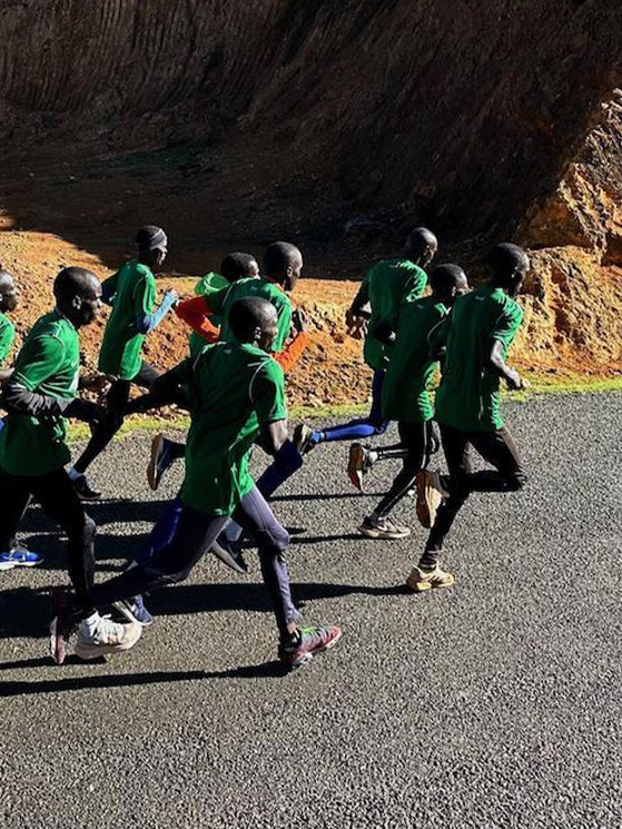 In atletica i ritiri in altura sono strutturati diversamente, con un ritorno anticipato rispetto alla gara di riferimento