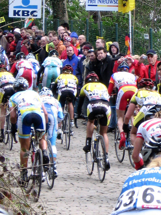 Il muro di folla che accompagna la fatica dei corridori sul Grammont. Da qui nasce la sua epopea