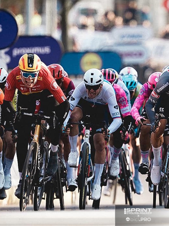 Lo sprint finale dell'ultima Omloop Nieuwsblad che ha premiato il norvegese Soren Waerenskjold su Magnier e Philipsen