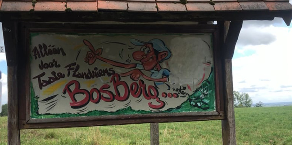 I cartelli sui muri ricordano costantemente il fascino e la storia ciclistica di quelle strade