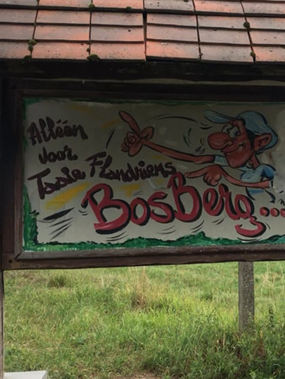 I cartelli sui muri ricordano costantemente il fascino e la storia ciclistica di quelle strade