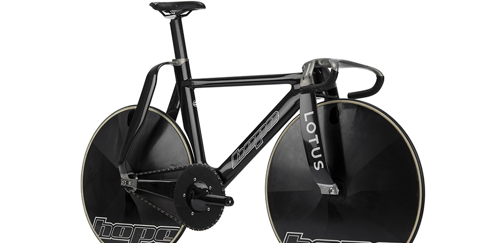 L'Hope HB.T della nazionale britannica. Le sue misure troppo larghe non dovrebbero essere più ammesse