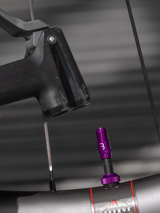 Il corpo della valvola CoreCap, più largo della Presta, la rende adatta ad ogni tipo di pompa in commercio