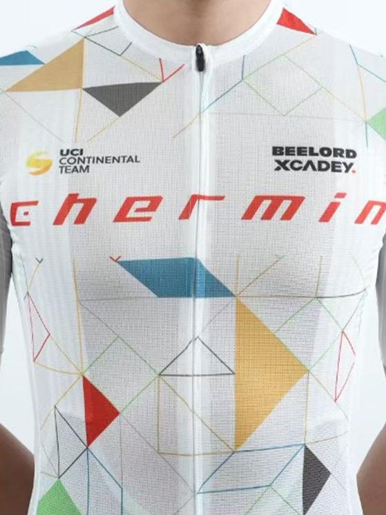 La maglia della nuova squadra cinese che accoglie Tagliani e Cataldo, all'esordio domani