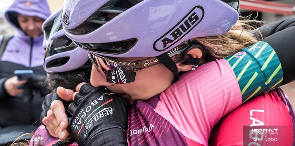 L'abbraccio con Deborah Silvestri, fondamentale nel supportarla nella fuga decisva