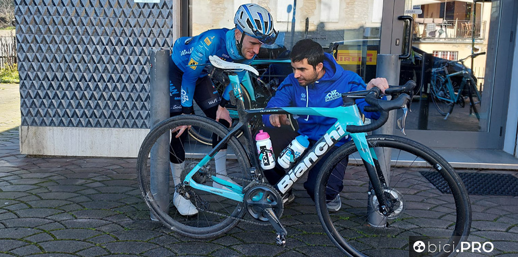 Il Cicli Manini è una piccola società di Castell'Arquato affiliata alla FCI. A Mol avevano il camper accanto al bus della Visma | Lease a Bike