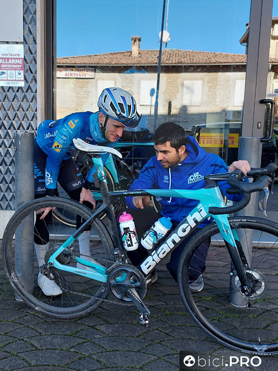 Il Cicli Manini è una piccola società di Castell'Arquato affiliata alla FCI. A Mol avevano il camper accanto al bus della Visma | Lease a Bike
