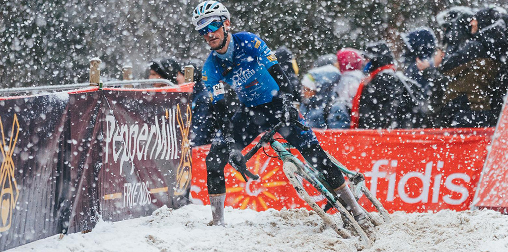 A Mol gli atleti sono stati sorpresi dalla tormenta di neve. Per Marzani un'esperienza unica ricevendo i consigli dai campioni (foto facebook)