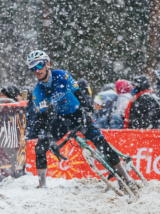 A Mol gli atleti sono stati sorpresi dalla tormenta di neve. Per Marzani un'esperienza unica ricevendo i consigli dai campioni (foto facebook)