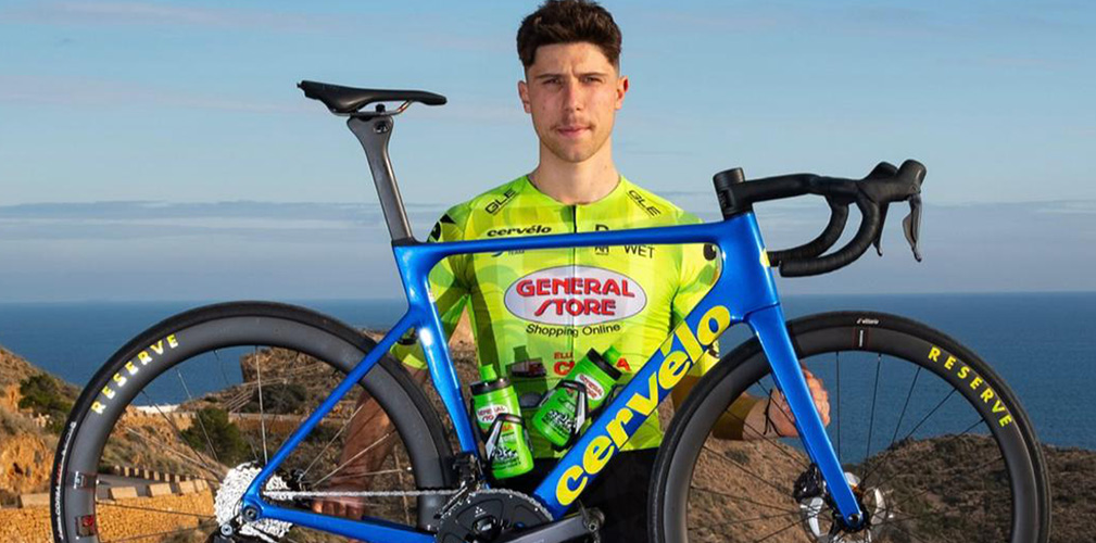 Kevin Pezzo Rosola con la nuova maglia General Store, team dove è diesse suo padre Paolo