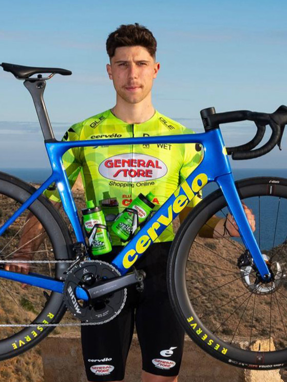 Kevin Pezzo Rosola con la nuova maglia General Store, team dove è diesse suo padre Paolo