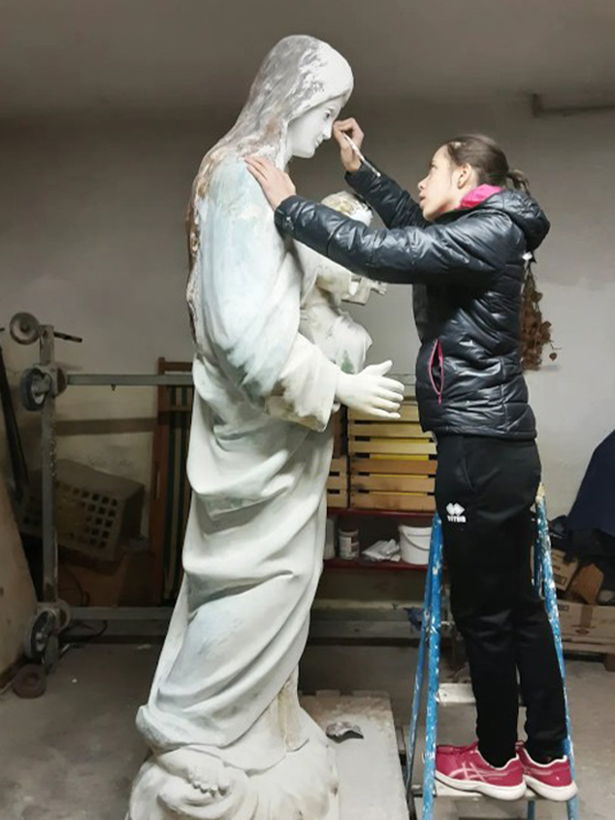 Il percorso votivo di Palu di Giovo sale fino alla Madonna del Vascon, completamente restaurata da Sara Piffer nel 2022 (foto sarapiffer.com)