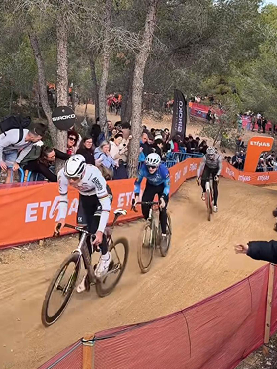 A Benidorm durante i giri di prova, Spadoni ha ricevuto gli incitamenti indirizzati a Van der Poel (foto Elisabetta Gambino)