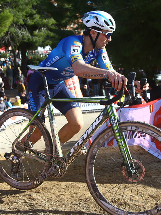 Van der Poel ha parlato con Spadoni della sua bici, la stessa con cui aveva vinto un mondiale di cross (foto Alessandro Di Donato)