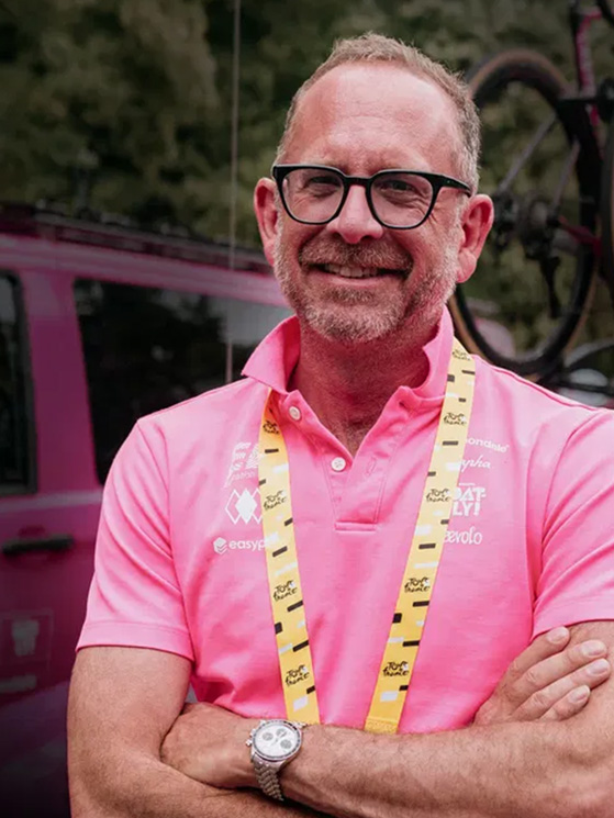 Vaughters ha 52 anni, viene da Denver e ha corso dal 1994 al 2003 vincendo più corse a tappe