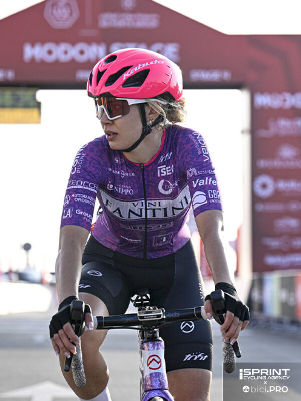 Sonia Rossetti della Vini Fantini-BePink in gara al UAE Tour Women
