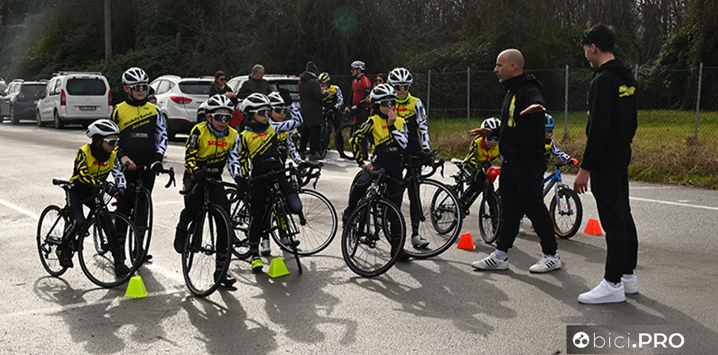 Mirco spiega il percorso della gimkana, i ragazzi ascoltano: alcuni di loro sono campioni regionali nelle prove di abilità