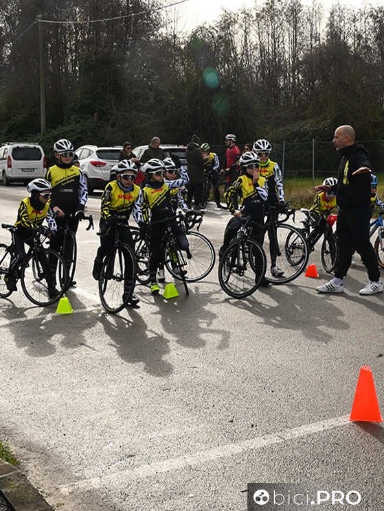 Mirco spiega il percorso della gimkana, i ragazzi ascoltano: alcuni di loro sono campioni regionali nelle prove di abilità