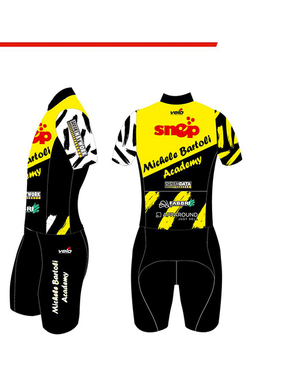 In piccolo, il completo della Academy ha le caratteristiche del vestiario dei pro'