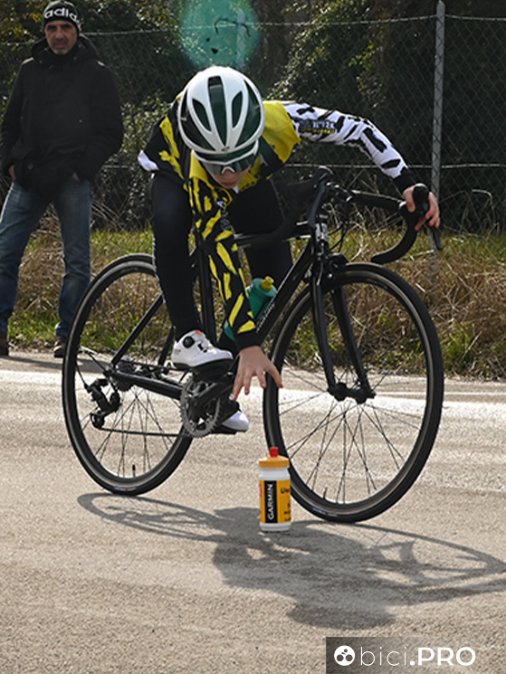 Si insegna la padronanza della bici: il ds Mirco Buti è un modello di pazienza e passione