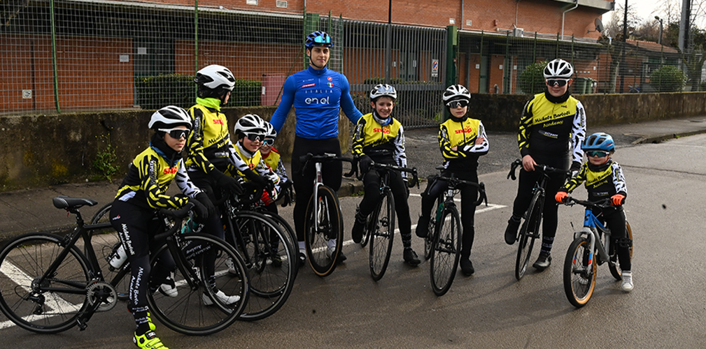 Foto ricordo della Michele Bartoli Academy con Fabio Del Medico, iridato nel keirin 2024, che corre a Empoli