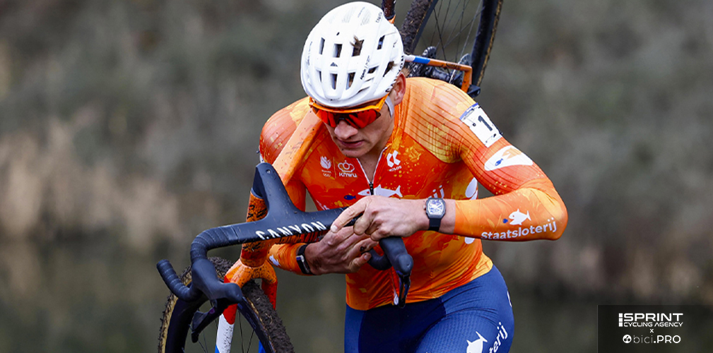 Per vincere l'ottava, Van der Poel ha lasciato nel cassetto la sua maglia iridata. Indossa un casco Abus Aibreaker 2.0