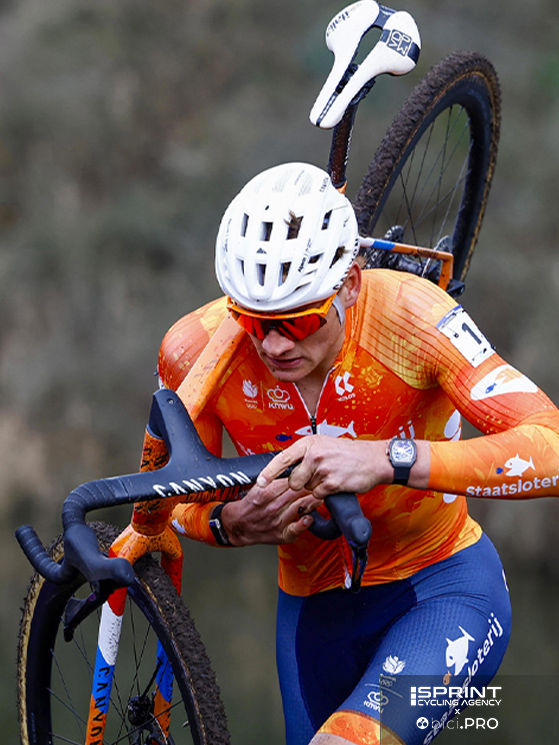 Per vincere l'ottava, Van der Poel ha lasciato nel cassetto la sua maglia iridata. Indossa un casco Abus Aibreaker 2.0