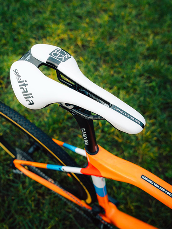 La sella è la classica Flite dedicata da Selle Italia a Van der Poel (immagine Alpecin-Premier Tech)