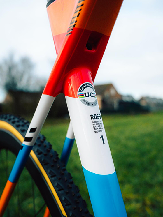 Il telaio Inflite CFR di Van der Poel ha la taglia L come su strada: varia l'altezza di sella (immagine Alpecin-Premier Tech)