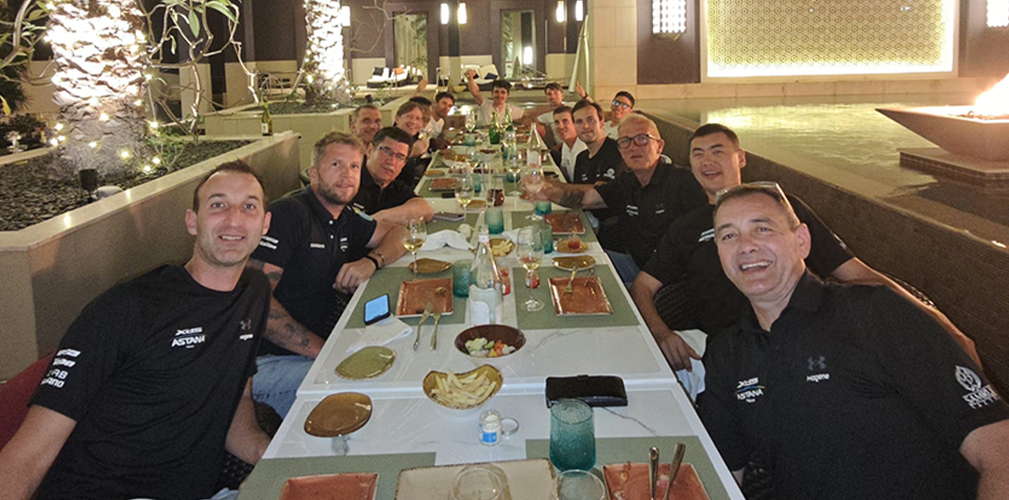 Ecco la tavolata degli uomini Astana. Inprimo piano i meccanici Possoni e Tosello, in fondo c'è Scaroni