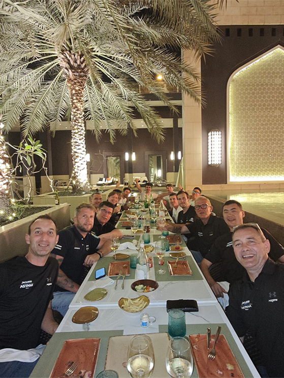 Ecco la tavolata degli uomini Astana. Inprimo piano i meccanici Possoni e Tosello, in fondo c'è Scaroni