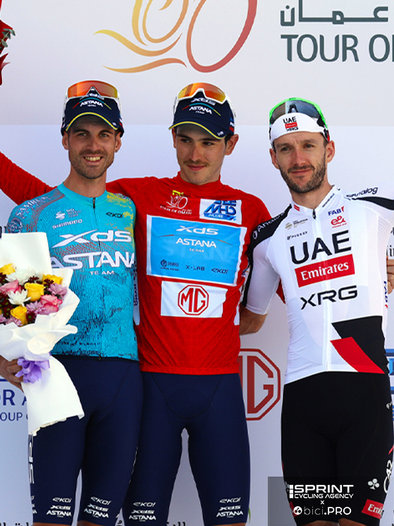 Sul podio, accanto a Scaroni, anche il compagno di squadra Rodriguez e Adam YAtes