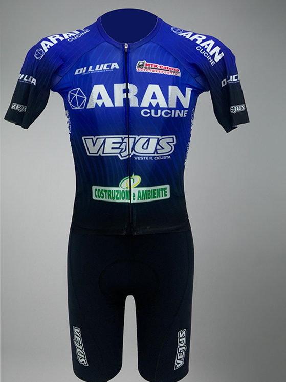 Questa la maglia dell'abruzzese Aran Vejus