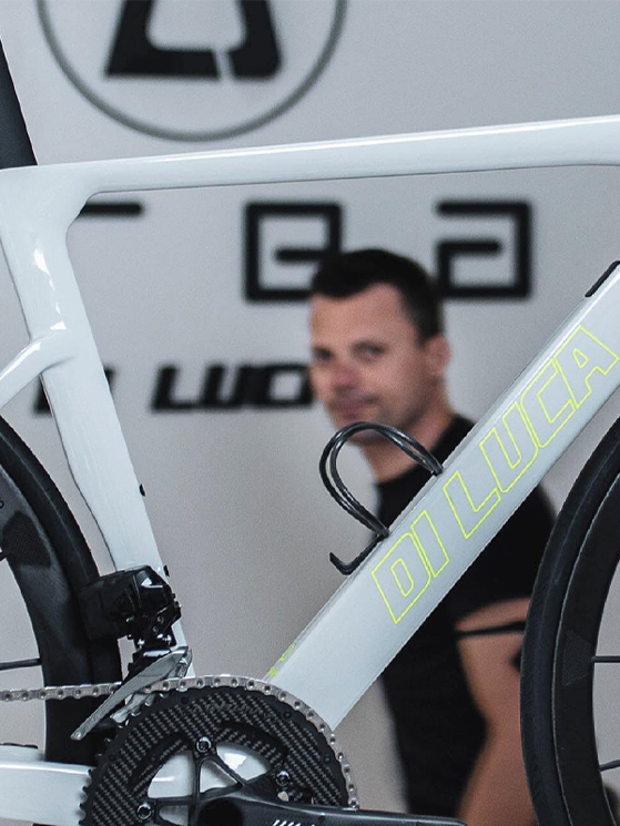 Oggi Danilo Di Luca, classe 1976, realizza e vende bici. Il suo negozio si trova a Pescara