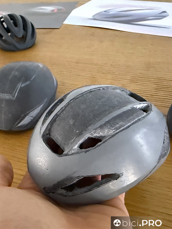 Le miniature stanno in una mano, ma riproducono appieno le prerogative del casco
