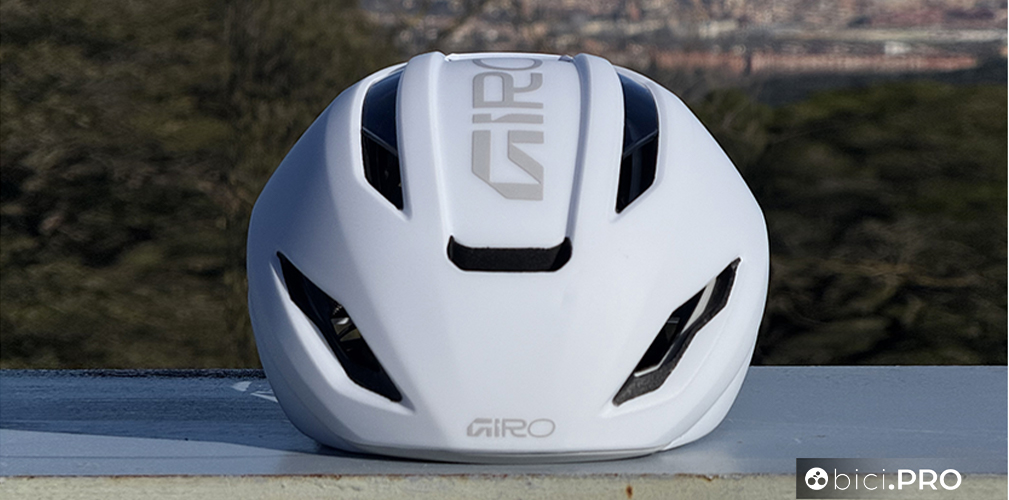 Giro Eclipse Pro è probabilmente la congiunzione fra un casco aero e uno da salita