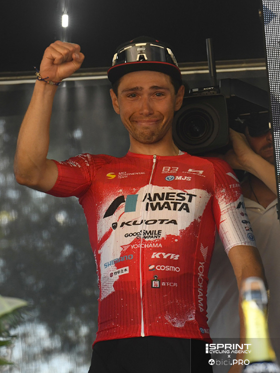 Commosso quando viene chiamato sul podio, per Garibbo la prima vittoria tra i pro'