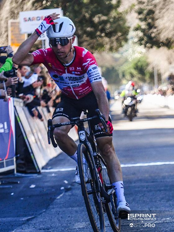 Incredulo sul traguardo di Bosa, dopo aver battuto Zana nello sprint ristretto