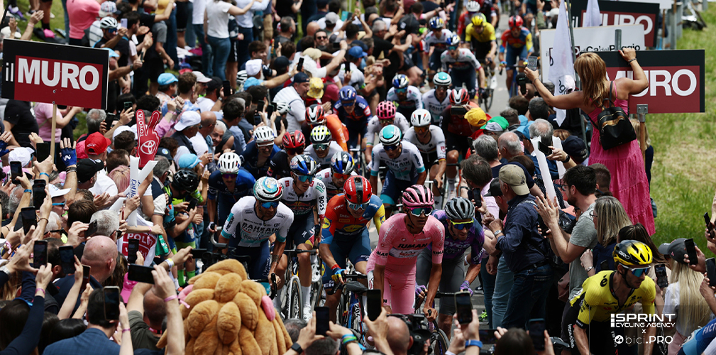 Il passaggio della maglia rosa sul Muro di Ca' del Poggio al Giro 2025
