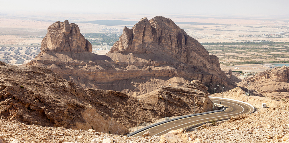 Jebel Hafeet è un massiccio lungo cirva 24 km e largo 4-5. In cima si trovano un hotel e un osservatorio (depositphotos.com)