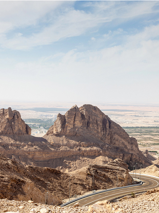 Jebel Hafeet è un massiccio lungo cirva 24 km e largo 4-5. In cima si trovano un hotel e un osservatorio (depositphotos.com)