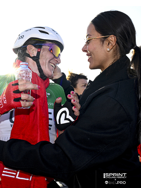 Melissa Moncada è il presidente del UAE Team Adq: con Elisa a Jebel Hafeet per il terso successo