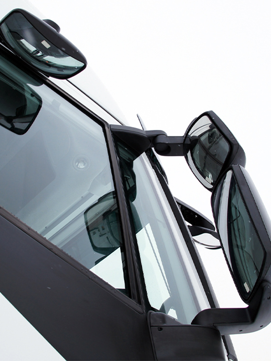 Tra le proposte della FCI c'è l'obbligo di dotazioni per guadagnare in visibilità negli angoli morti (depositphotos.com)